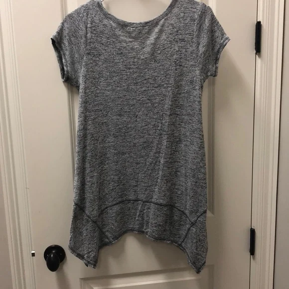 2/$15 Gray Asymmetrical V Neck Top Short Sleeve Flowy Casual Tee - Small - Picture 5 of 5